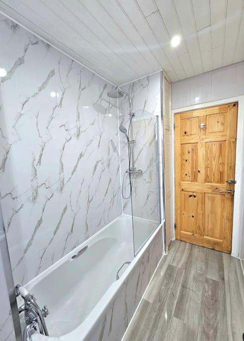 Spacious Haven With Free Parking Glasgow Eksteriør bilde
