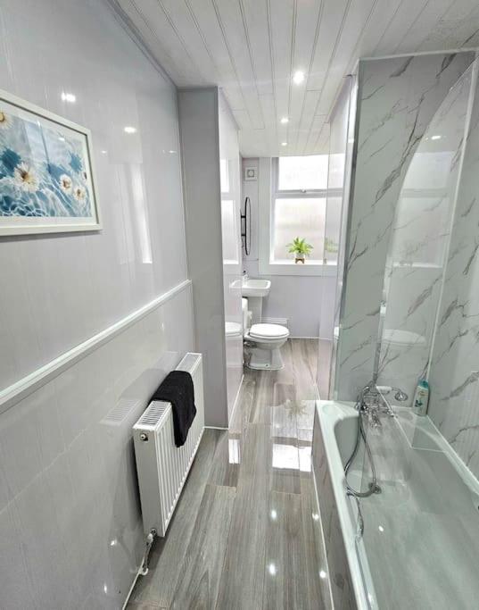 Spacious Haven With Free Parking Glasgow Eksteriør bilde