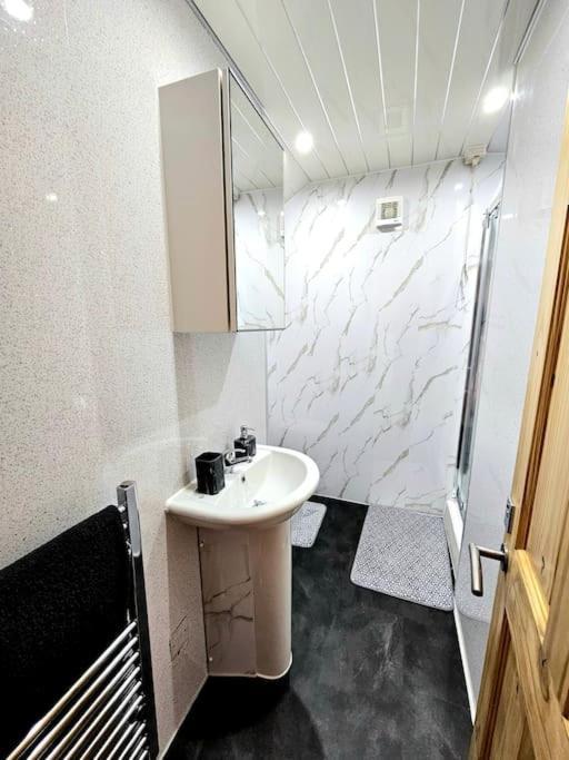 Spacious Haven With Free Parking Glasgow Eksteriør bilde