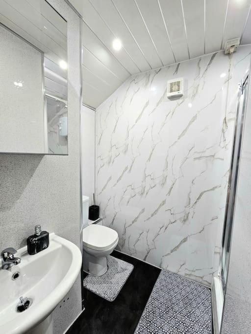 Spacious Haven With Free Parking Glasgow Eksteriør bilde